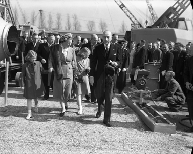 405196 Afbeelding van het bezoek van Koningin Juliana, Prinses Beatrix en Prinses Irene aan de 52ste Jaarbeurs te ...